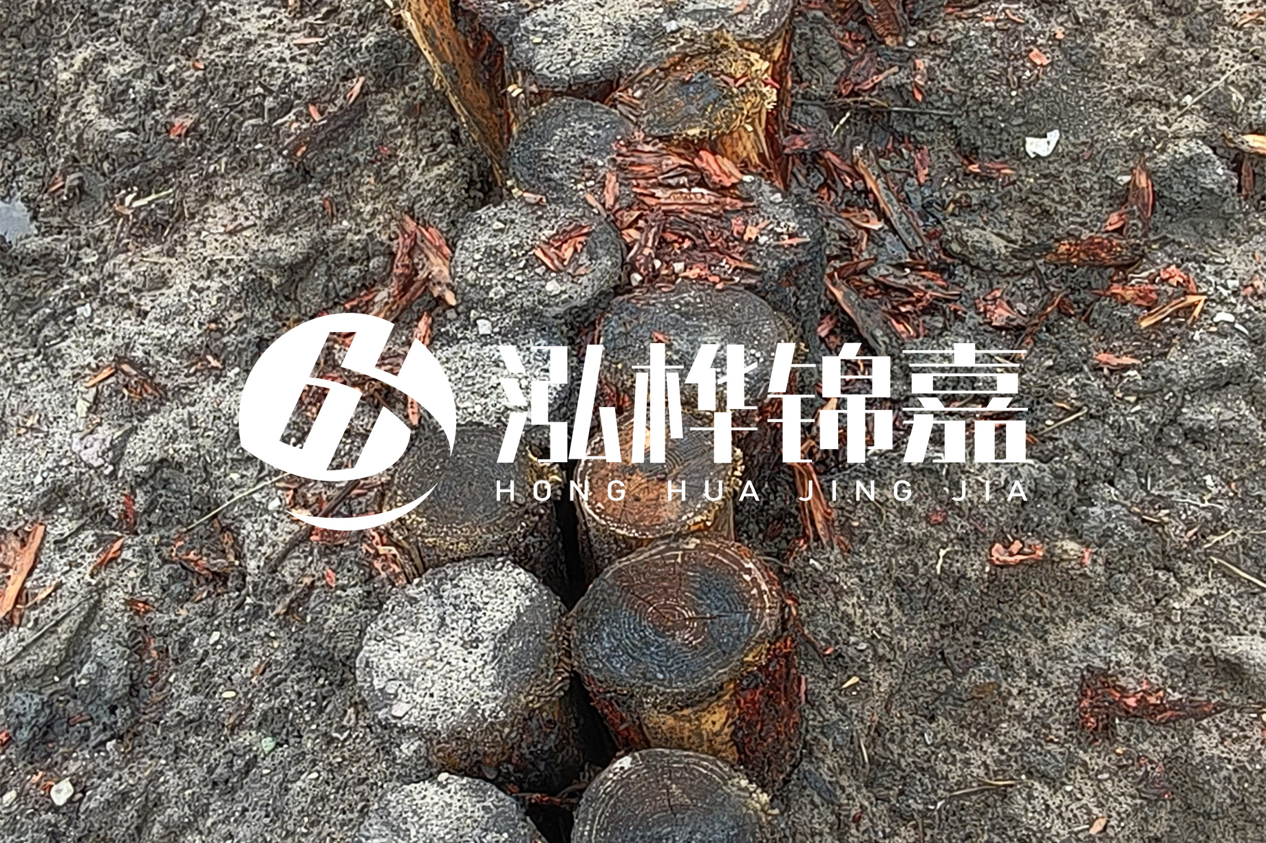 魚塘淤泥太多怎么清理？挖掘機(jī)清除淤泥的作用及方法